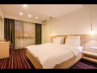 Отель Hotel Oscar Кымпина Улучшенный двухместный номер с 1 кроватью или 2 отдельными кроватями-1