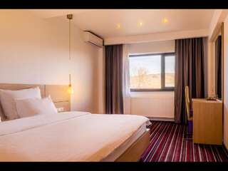 Отель Hotel Oscar Кымпина Улучшенный двухместный номер с 1 кроватью или 2 отдельными кроватями-6