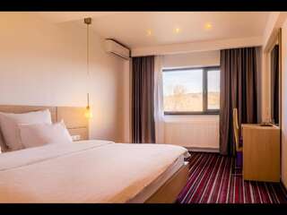 Отель Hotel Oscar Кымпина Улучшенный двухместный номер с 1 кроватью или 2 отдельными кроватями-11